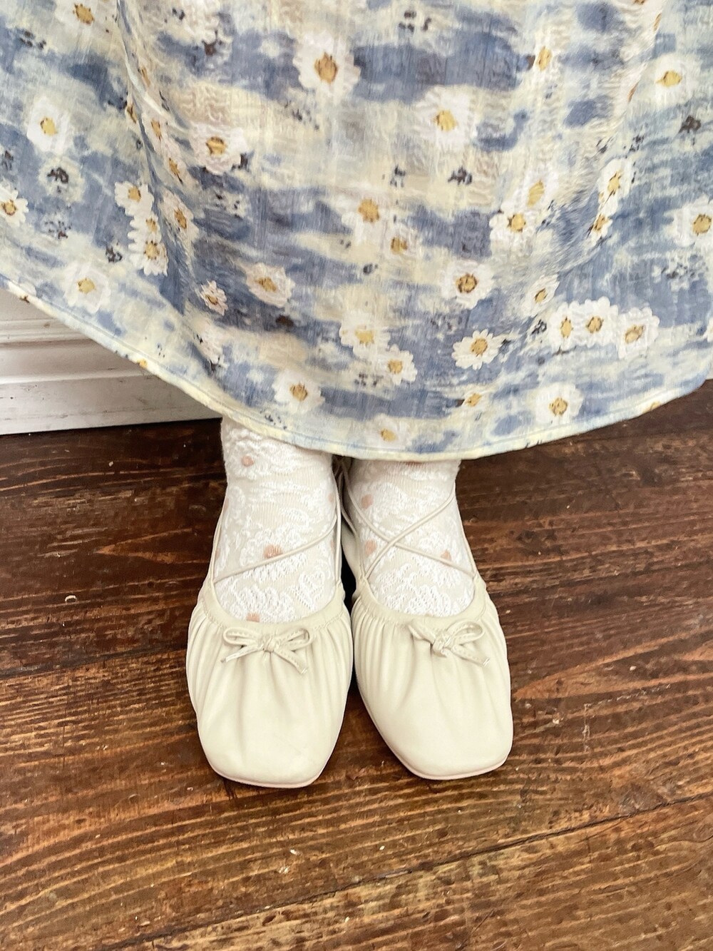 ホワイト系のシャツ/ブラウス、ブルー系のワンピース、ベージュ系のバレエシューズを着用したレディースの夏コーディネートの7枚目の写真