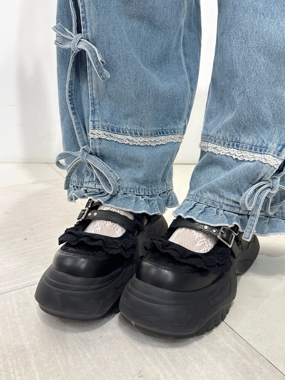 ホワイト系のTシャツ/カットソー、ホワイト系のチュニック、ブルー系のデニムパンツを着用したレディースの春コーディネートの7枚目の写真