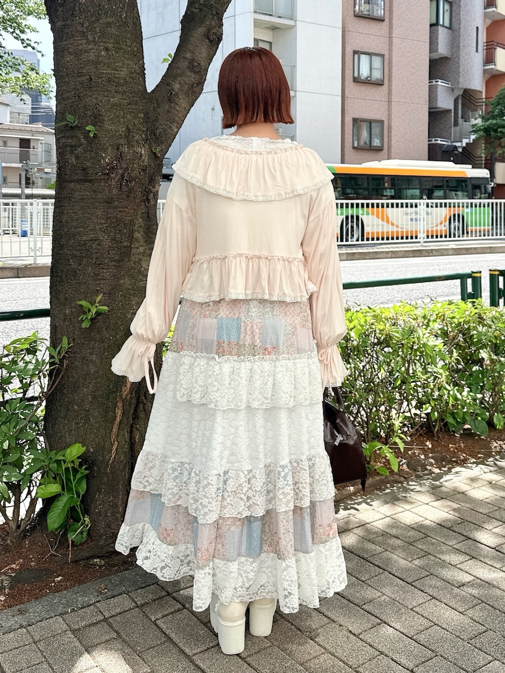 ホワイト系のTシャツ/カットソー、ピンク系のカーディガン/ボレロ、ピンク系のスカートを着用したレディースの夏コーディネートの3枚目の写真
