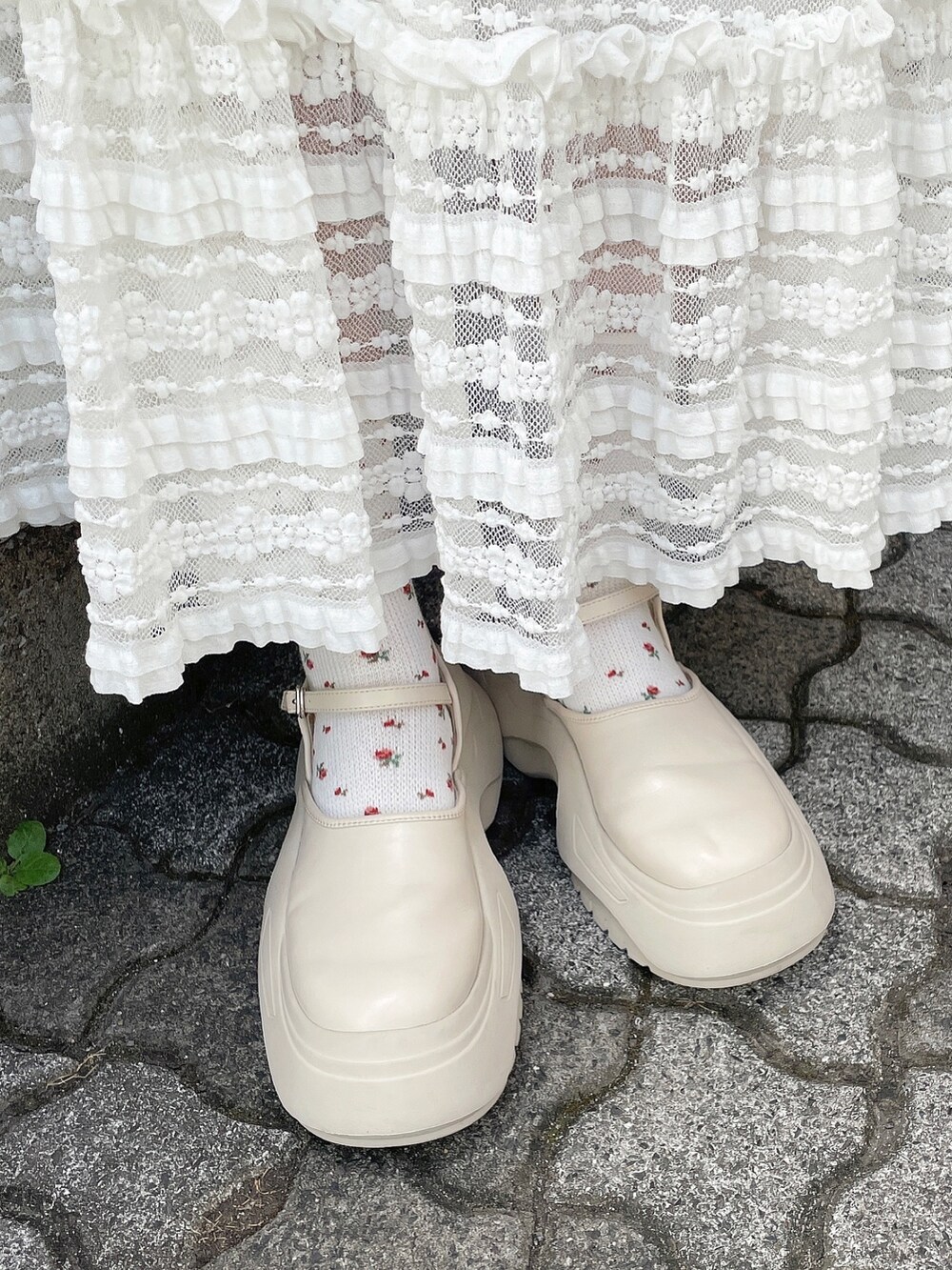 ホワイト系のシャツ/ブラウス、ピンク系のスウェット、ホワイト系のスカートを着用したレディースの秋コーディネートの5枚目の写真