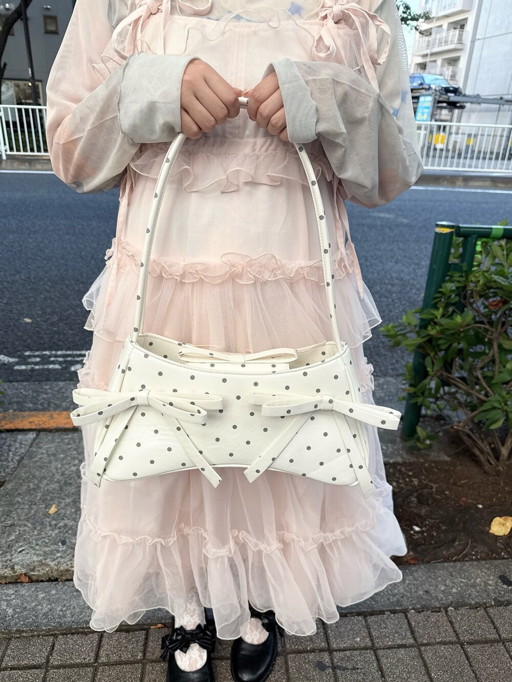 ピンク系のTシャツ/カットソー、ピンク系のワンピース、その他のハンドバッグを着用したレディースの夏コーディネートの6枚目の写真
