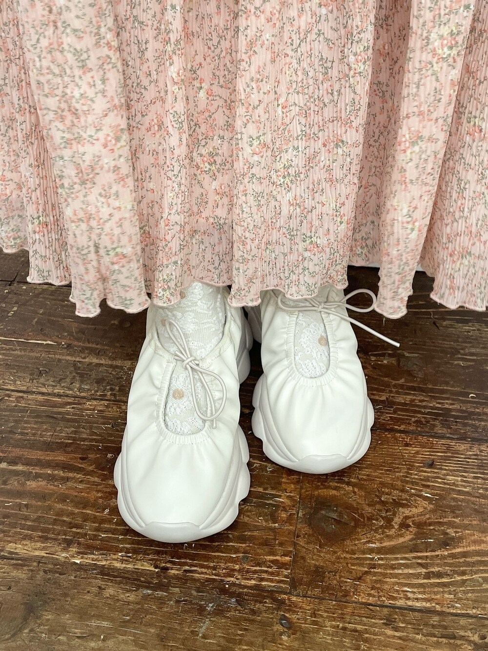 ホワイト系のTシャツ/カットソー、ブルー系のデニムジャケット、ピンク系のスカートを着用したレディースの夏コーディネートの7枚目の写真