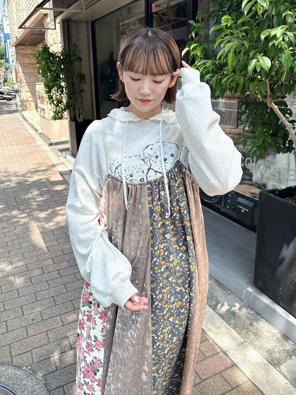 ピンク系のワンピース、グレー系のスウェット、ホワイト系のTシャツ/カットソーを着用したレディースの夏コーディネートの4枚目の写真