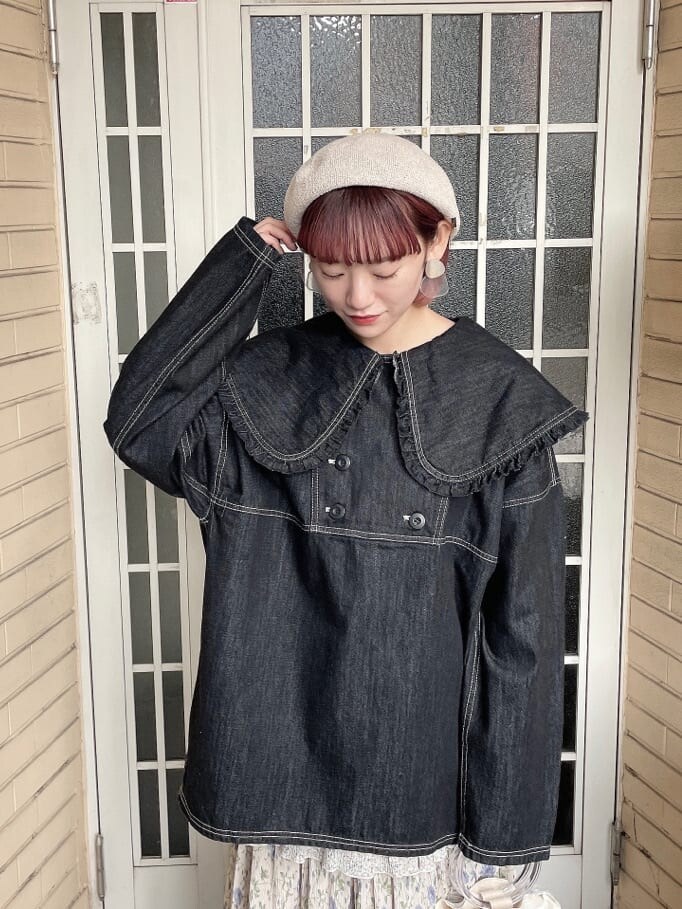 ブラック系のシャツ/ブラウス、ホワイト系のその他シューズ、ホワイト系のハンドバッグを着用したレディースの冬コーディネートの4枚目の写真