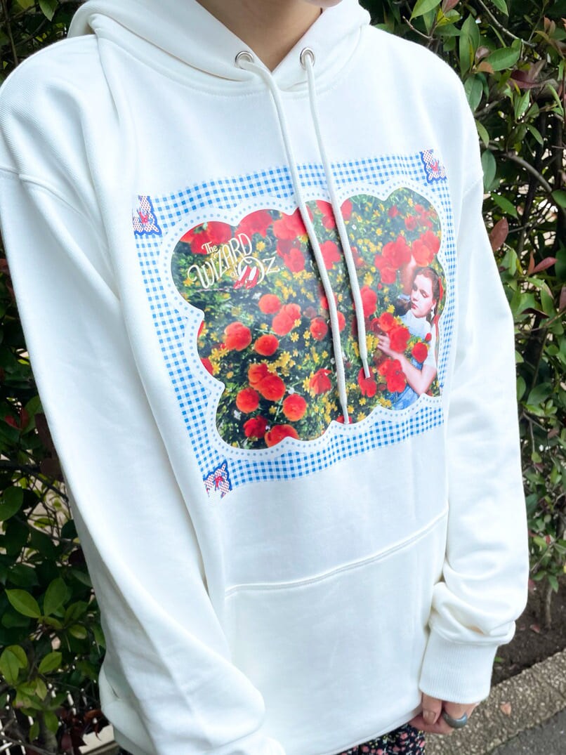 ブラック系のワンピース、シルバー系のその他シューズ、ホワイト系のパーカーを着用したレディースの夏コーディネートの3枚目の写真