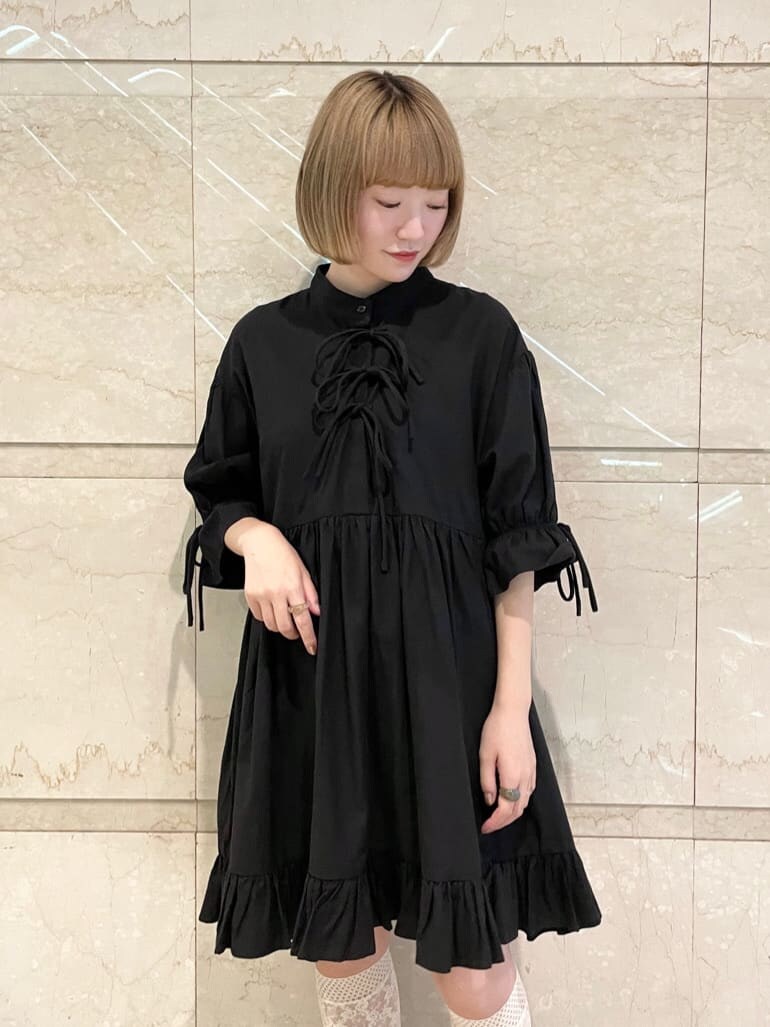 ブラック系のワンピース、ブラック系のサンダルを着用したレディースの夏コーディネートの4枚目の写真