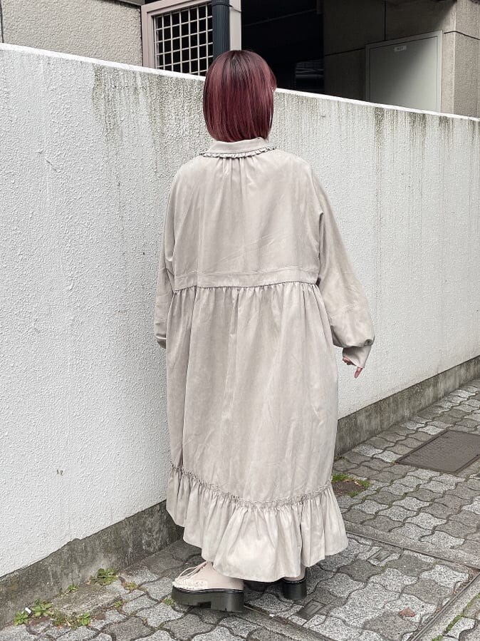 ベージュ系のワンピース、ピンク系のその他シューズを着用したレディースの冬コーディネートの2枚目の写真