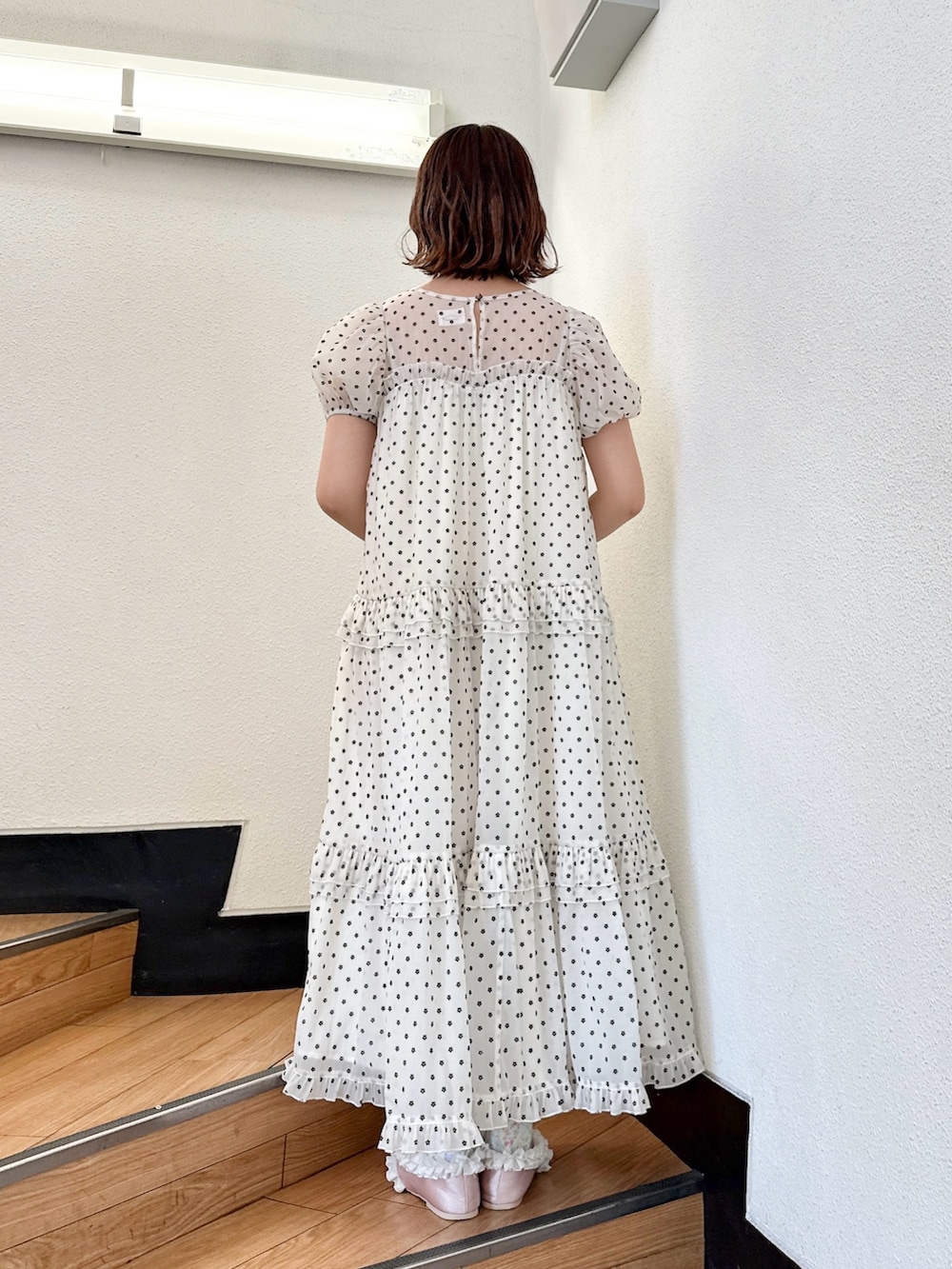 ホワイト系のワンピース、ピンク系のバレエシューズを着用したレディースの冬コーディネートの3枚目の写真