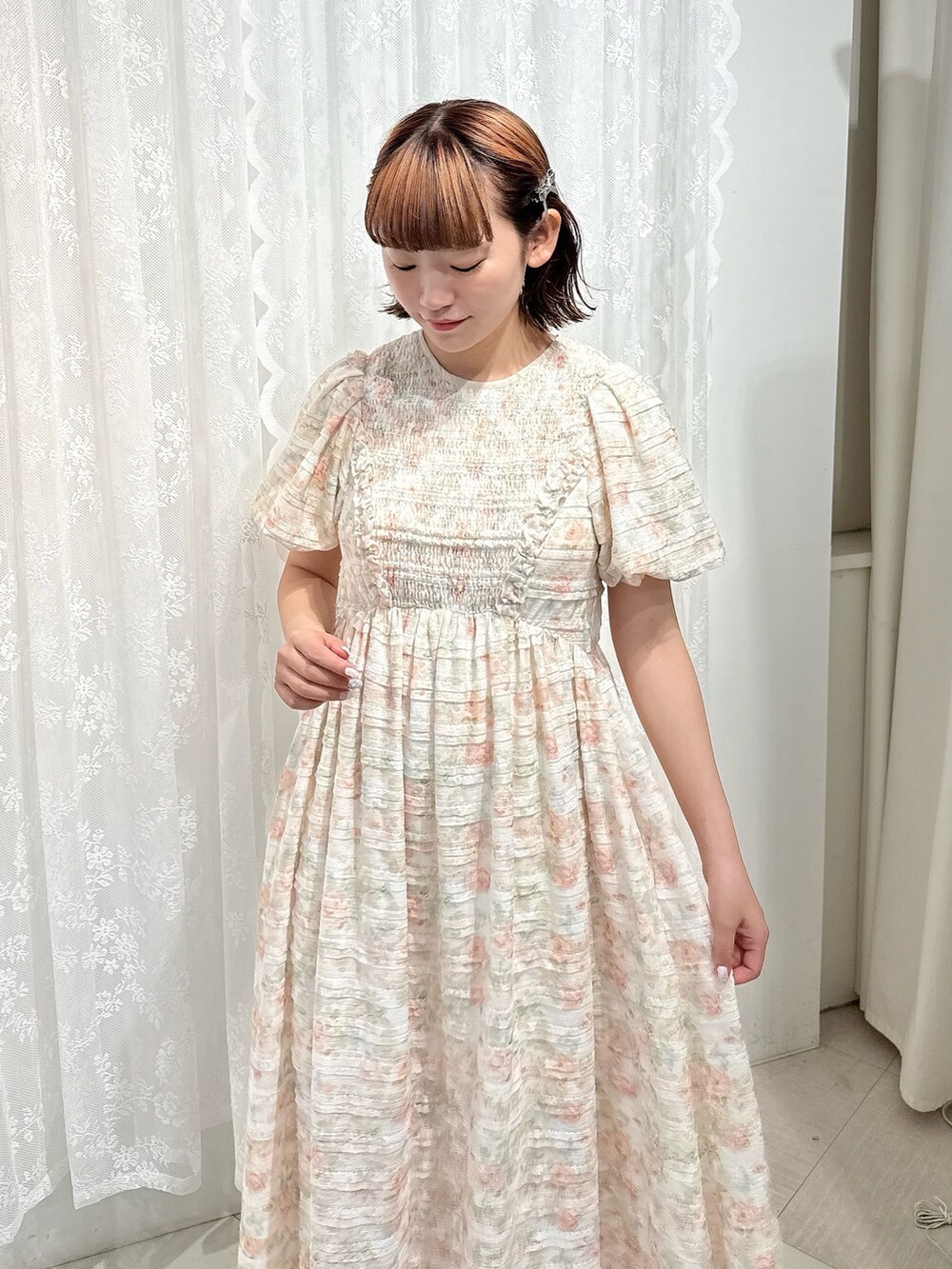 ブラック系のパンプス、ピンク系のワンピースを着用したレディースの夏コーディネートの4枚目の写真