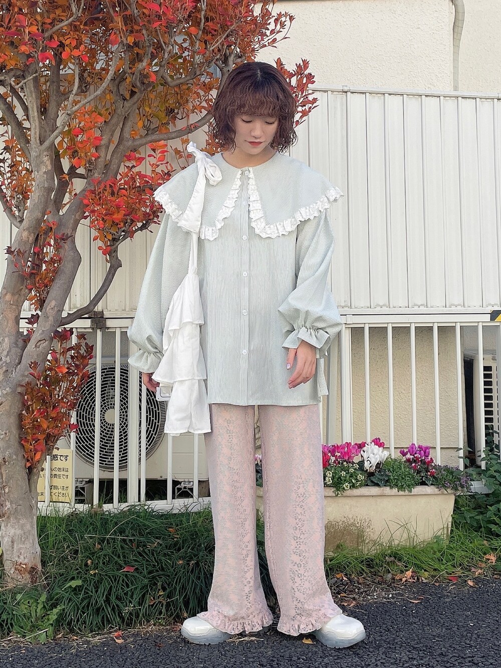 ホワイト系のトートバッグ、ピンク系のその他パンツ、グリーン系のシャツ/ブラウスを着用したレディースの冬コーディネートの2枚目の写真