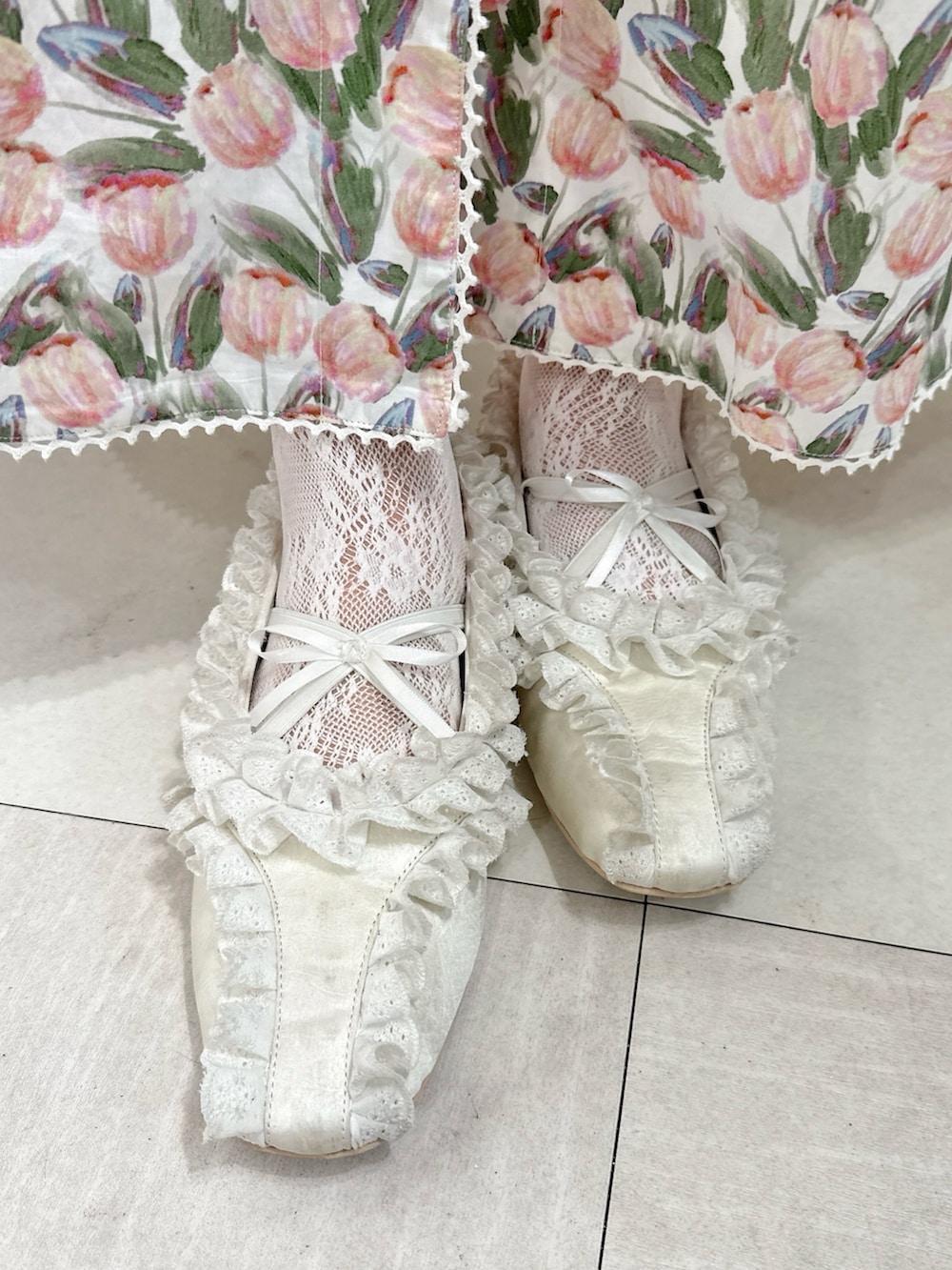 ホワイト系のワンピース、ホワイト系のバレエシューズを着用したレディースの春コーディネートの6枚目の写真