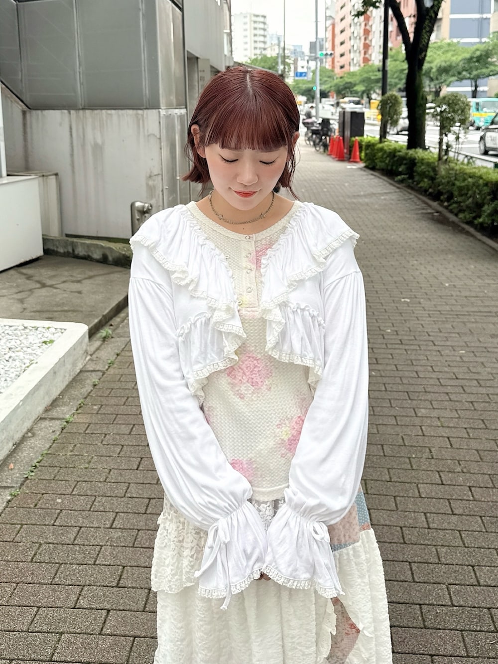 ピンク系のスカート、ピンク系のTシャツ/カットソー、ホワイト系のカーディガン/ボレロを着用したレディースの夏コーディネートの4枚目の写真