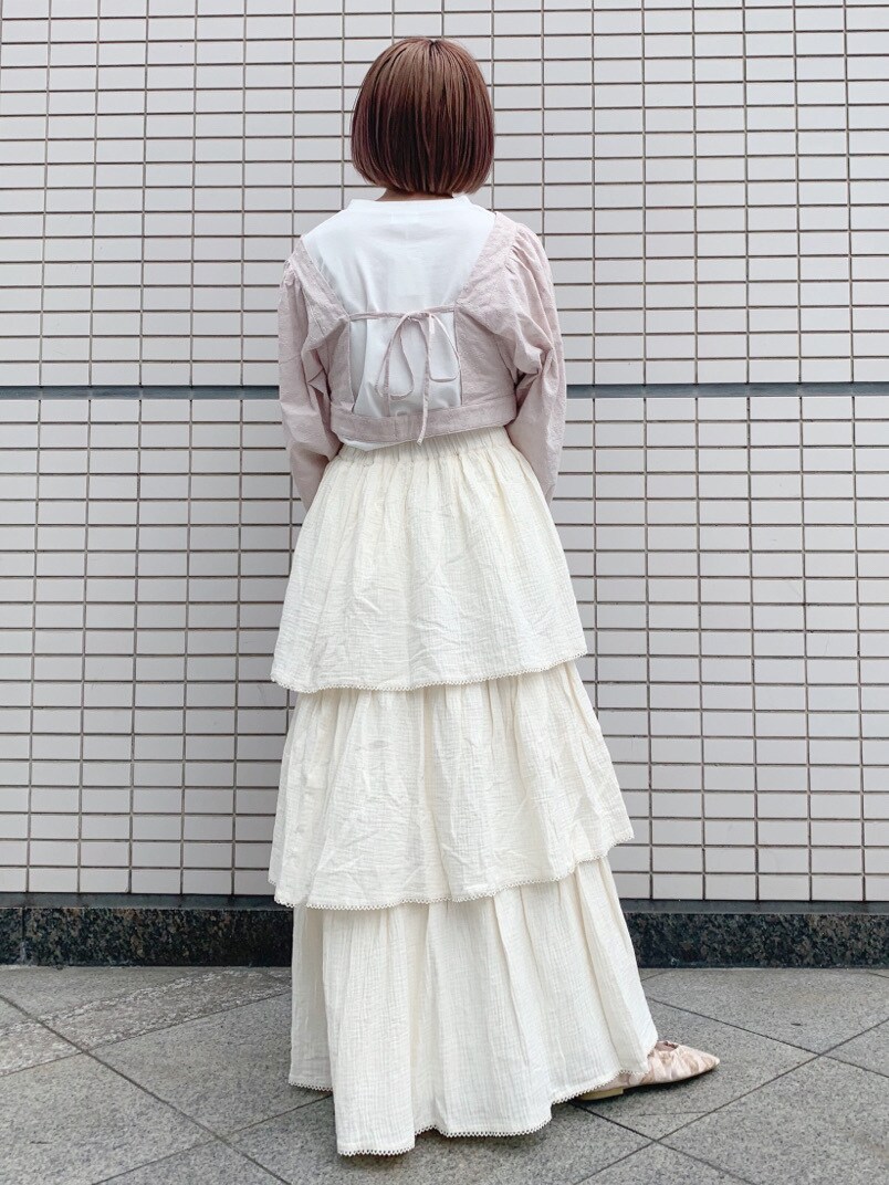 ホワイト系のその他シューズ、ホワイト系のスカートを着用したレディースの春コーディネートの7枚目の写真