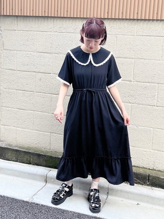 ブラック系のサンダル、ブラック系のワンピースを着用したレディースの夏コーディネートの2枚目の写真