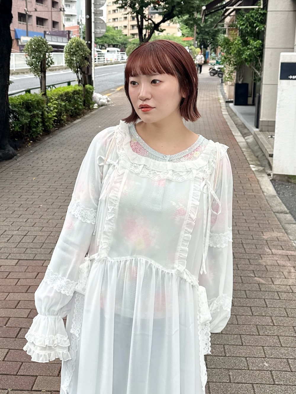 グリーン系のTシャツ/カットソー、ホワイト系のワンピース、ブルー系のデニムパンツを着用したレディースの夏コーディネートの5枚目の写真