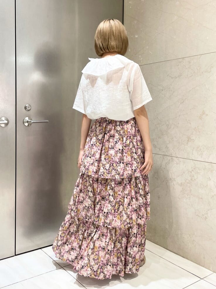 ホワイト系のシャツ/ブラウス、パープル系のキャミソール、ブラウン系のサンダルを着用したレディースの夏コーディネートの3枚目の写真