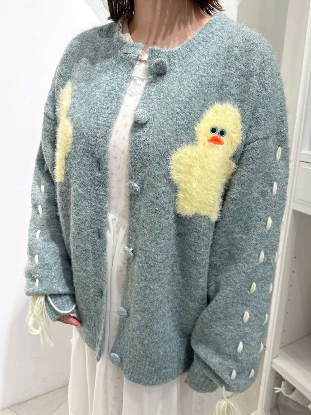 ホワイト系のワンピース、レッド系のワンピース、ホワイト系のバレエシューズを着用したレディースの秋コーディネートの8枚目の写真