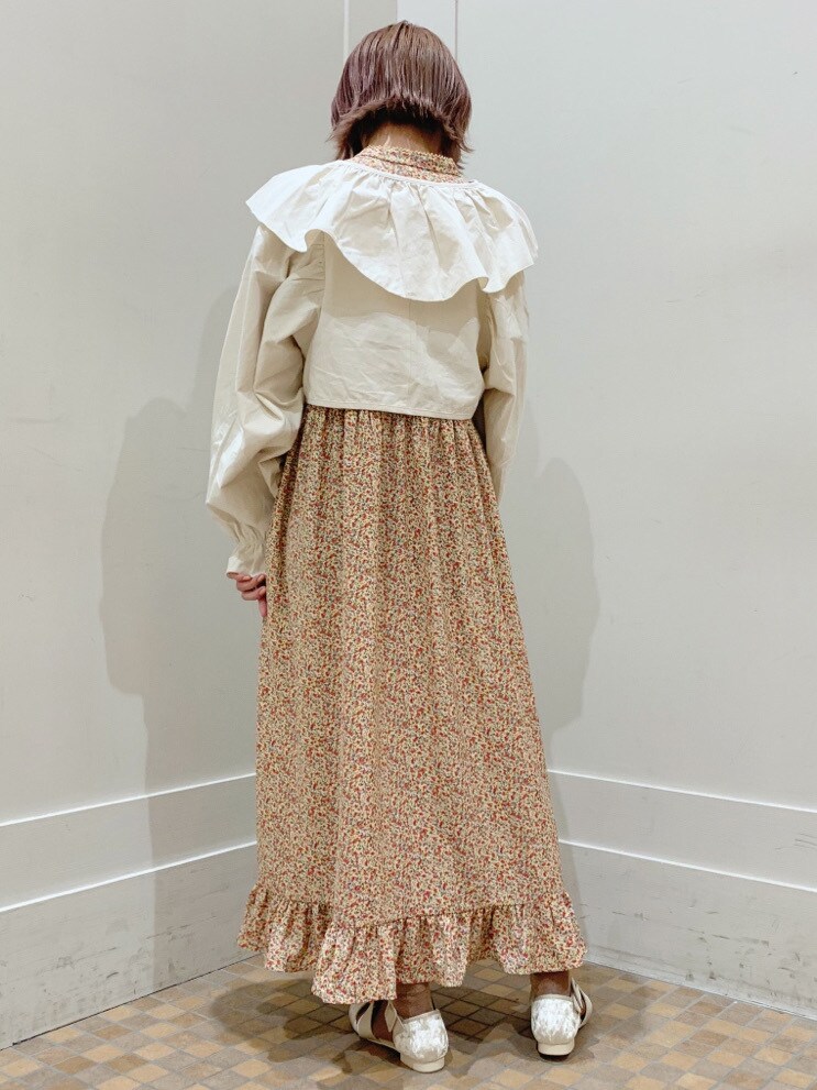 ホワイト系のワンピース、ベージュ系のその他シューズを着用したレディースの春コーディネートの3枚目の写真