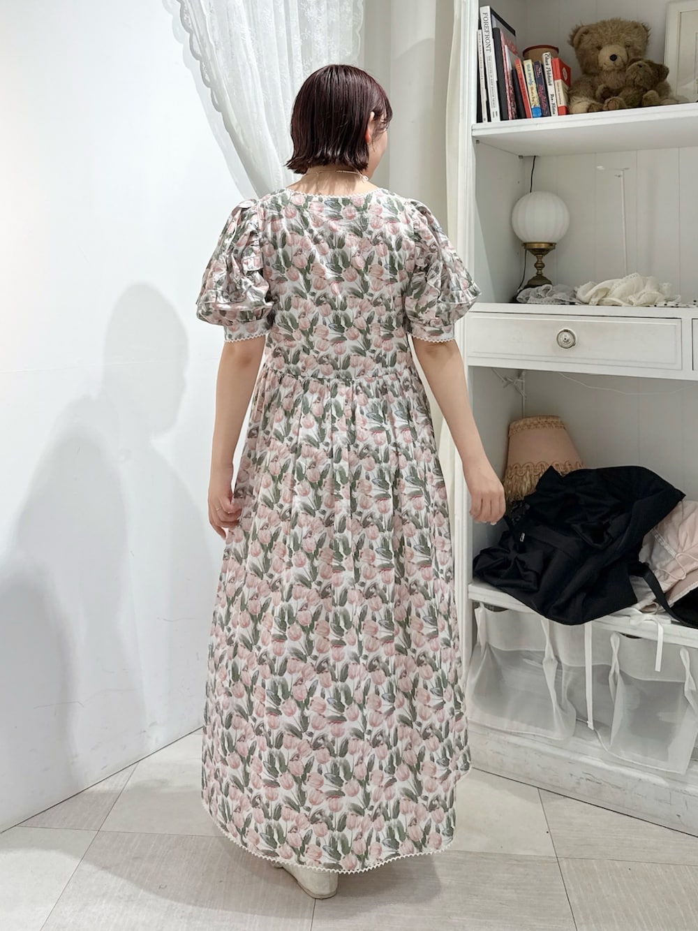 ホワイト系のワンピース、ホワイト系のバレエシューズを着用したレディースの春コーディネートの3枚目の写真