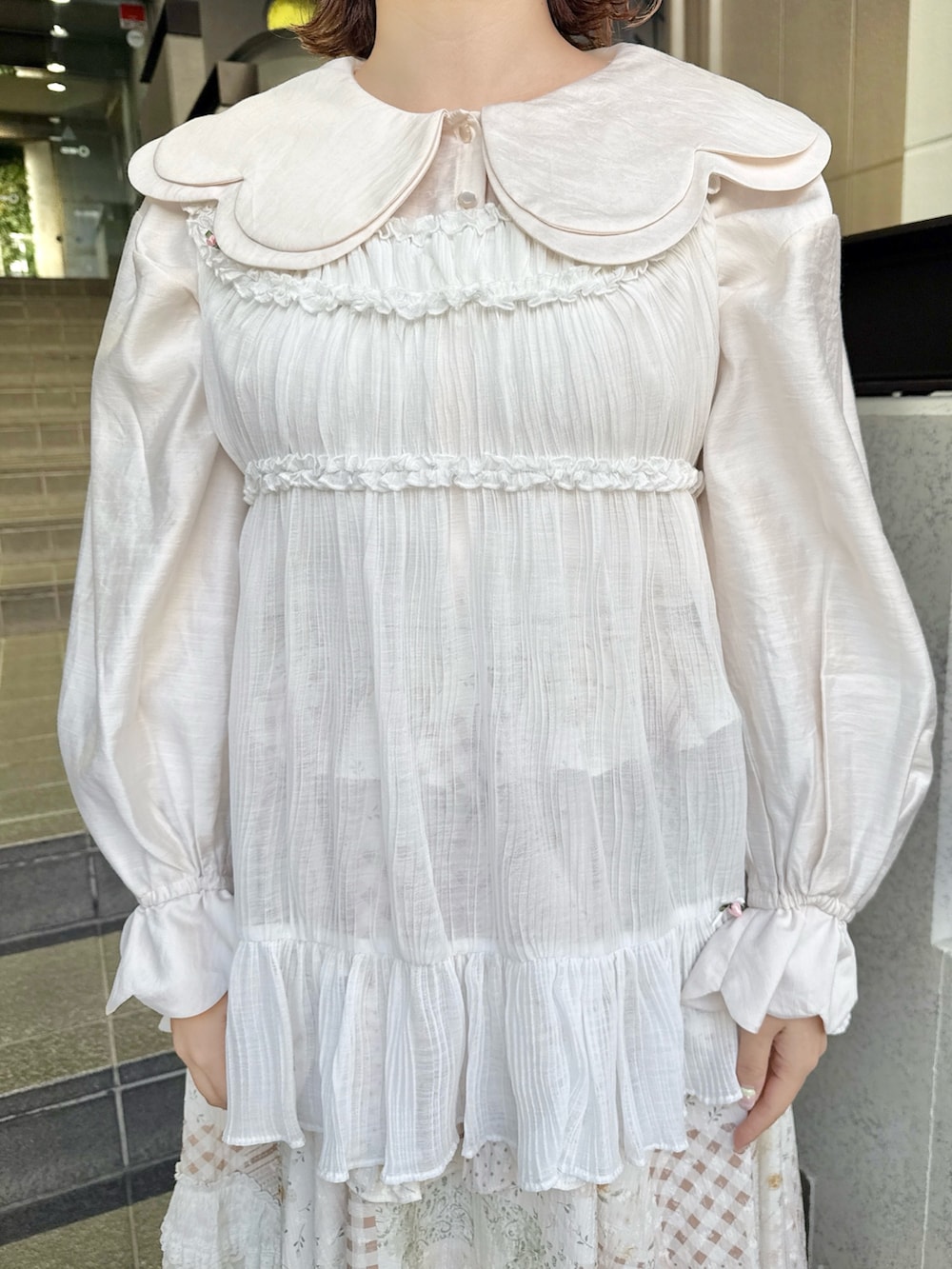 ピンク系のシャツ/ブラウス、ホワイト系のスカート、ホワイト系のショルダーバッグを着用したレディースの春コーディネートの5枚目の写真