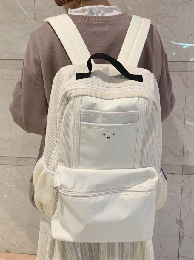 ホワイト系のバックパック/リュック、ベージュ系のTシャツ/カットソーを着用したレディースの冬コーディネートの6枚目の写真