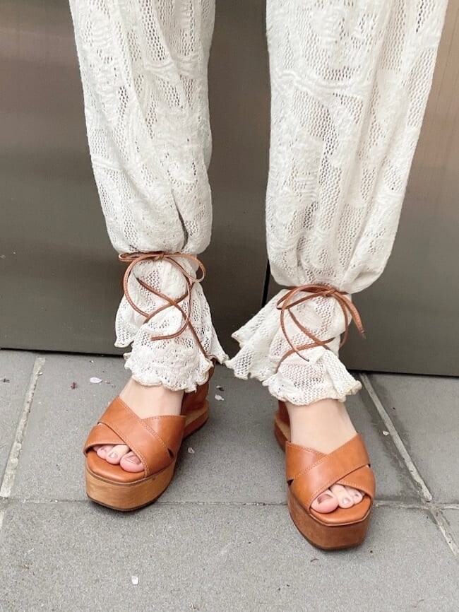 ブラウン系のサンダル、ホワイト系のワンピース、ホワイト系のその他パンツを着用したレディースの春コーディネートの6枚目の写真