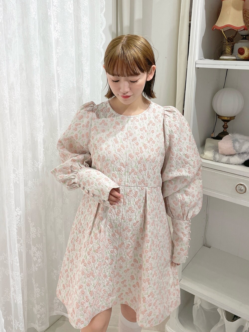 ピンク系のワンピース、ベージュ系のサンダルを着用したレディースの冬コーディネートの4枚目の写真