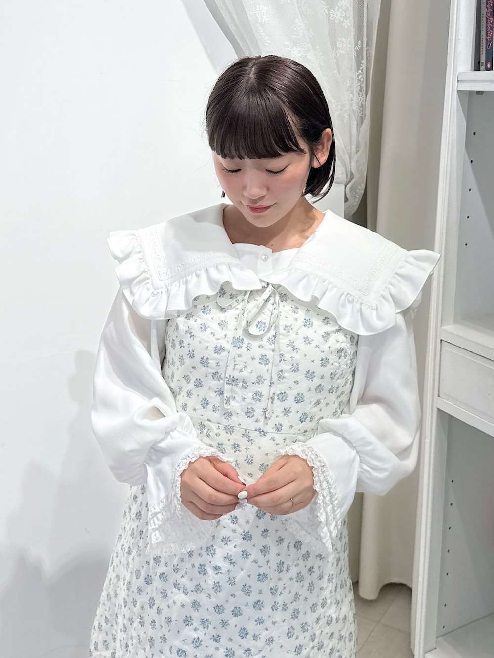 ホワイト系のワンピース、ホワイト系のシャツ/ブラウス、ホワイト系のハンドバッグを着用したレディースの夏コーディネートの4枚目の写真