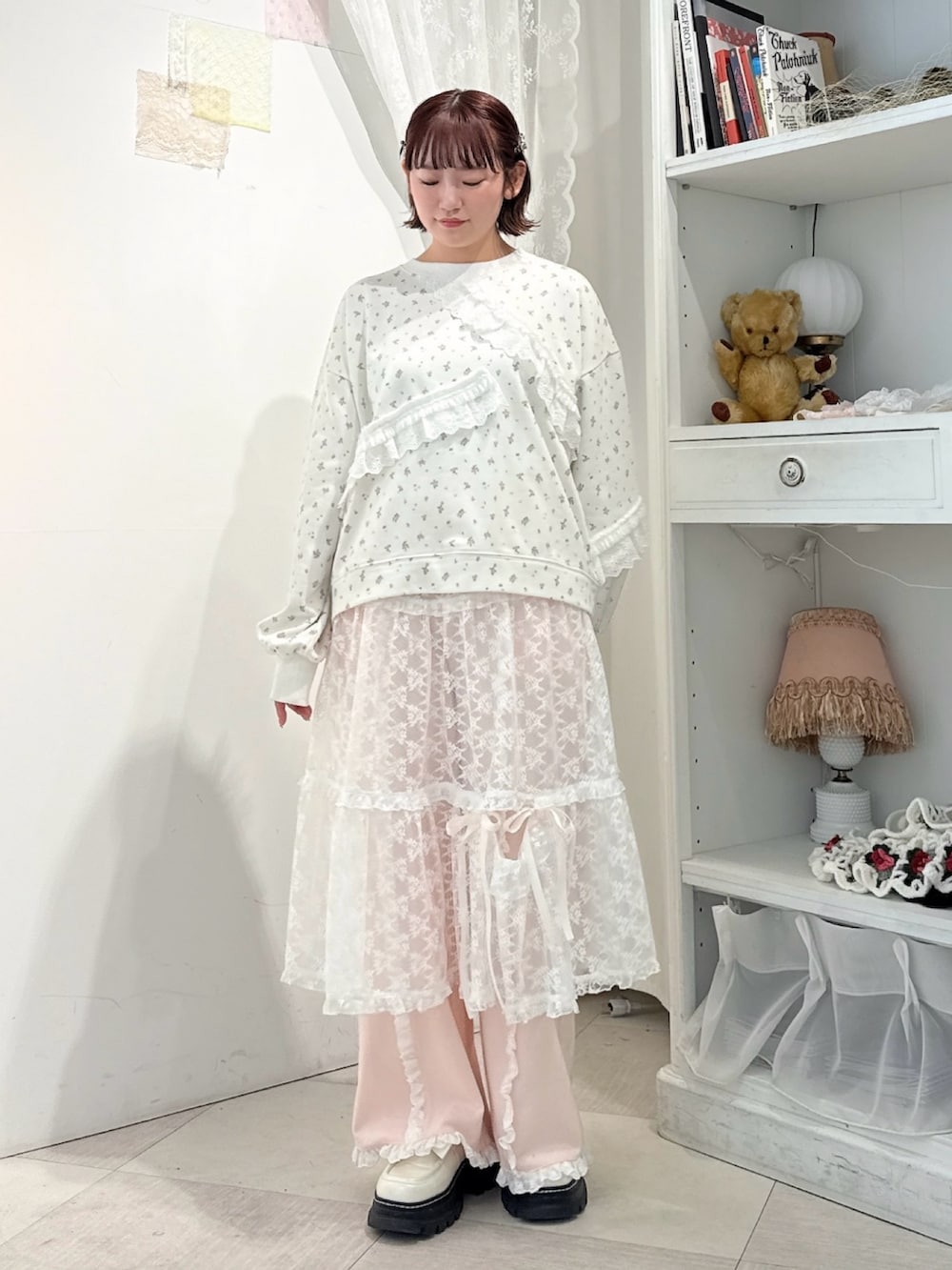 ホワイト系のスウェット、ホワイト系のスカート、ホワイト系のローファーを着用したレディースの冬コーディネートの2枚目の写真