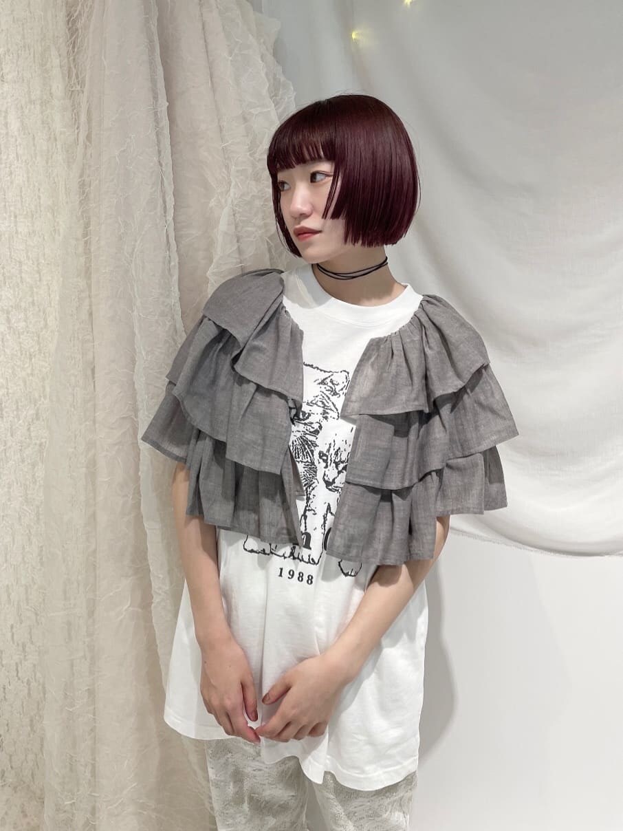 ブラウン系のその他パンツ、ブラウン系のサンダル、グレー系のTシャツ/カットソーを着用したレディースの春コーディネートの3枚目の写真