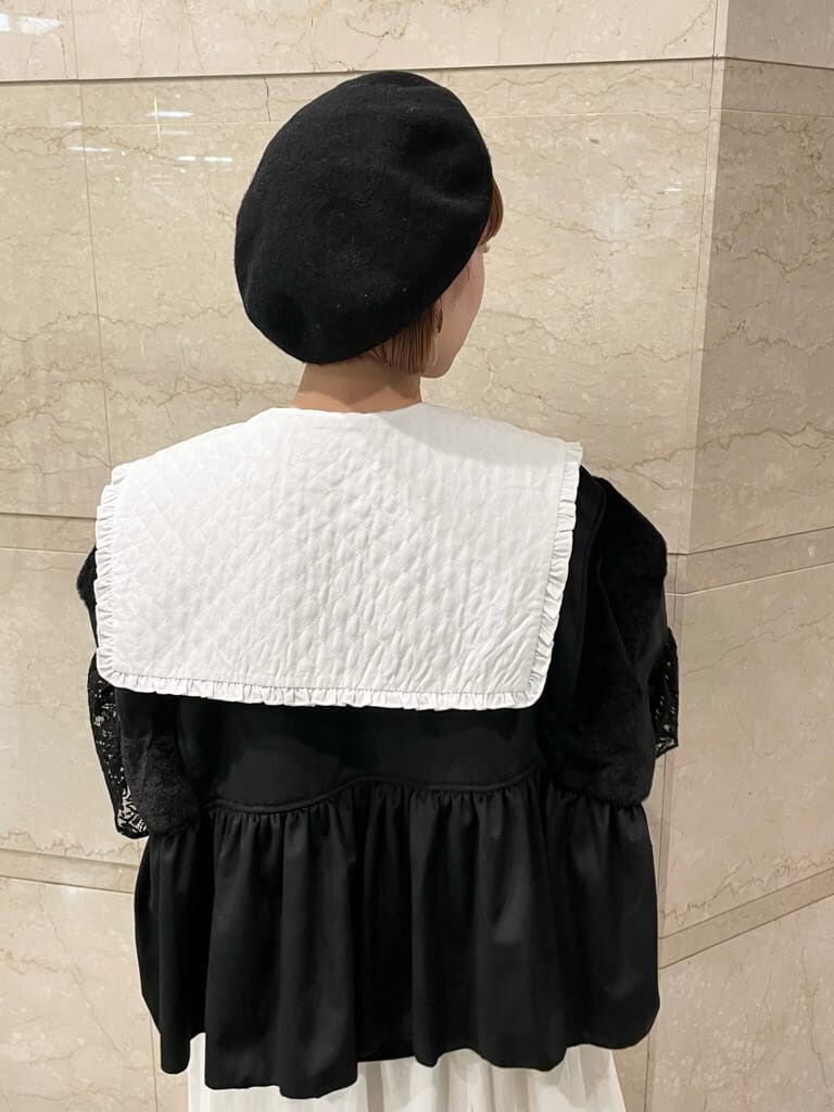 ブラック系のブルゾン、ホワイト系のワンピース、ブラック系のトートバッグを着用したレディースの秋コーディネートの5枚目の写真