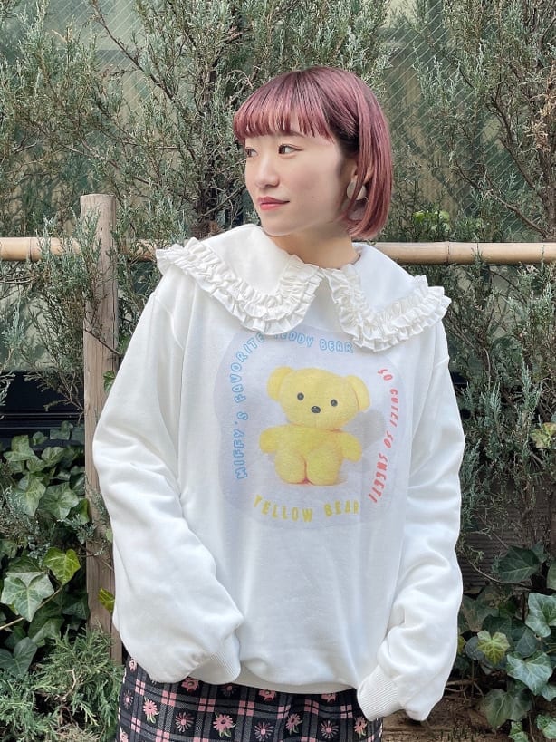 ピンク系のワンピース、ホワイト系のシャツ/ブラウス、ホワイト系のその他シューズを着用したレディースの冬コーディネートの3枚目の写真
