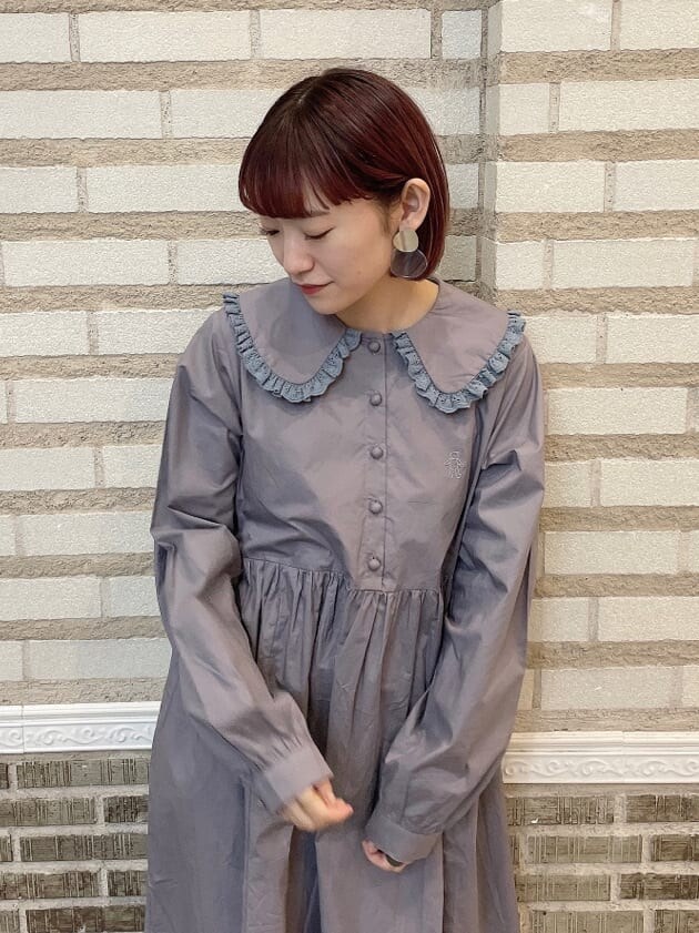 ホワイト系のその他パンツ、ホワイト系のスニーカー、ピンク系のワンピースを着用したレディースの冬コーディネートの4枚目の写真
