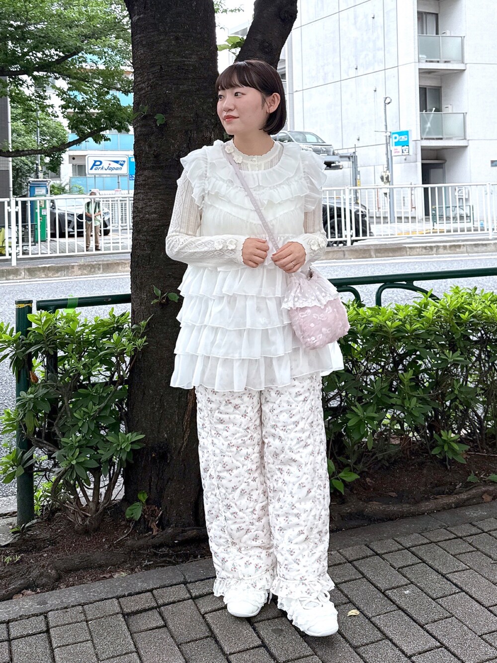 ホワイト系のシャツ/ブラウス、ホワイト系のニット/セーター、ピンク系のハンドバッグを着用したレディースの夏コーディネートの2枚目の写真