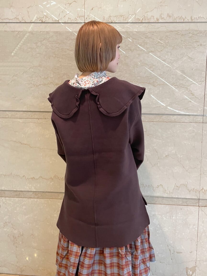 ブラック系のその他シューズ、ピンク系のTシャツ/カットソー、オレンジ系のスカートを着用したレディースの秋コーディネートの4枚目の写真