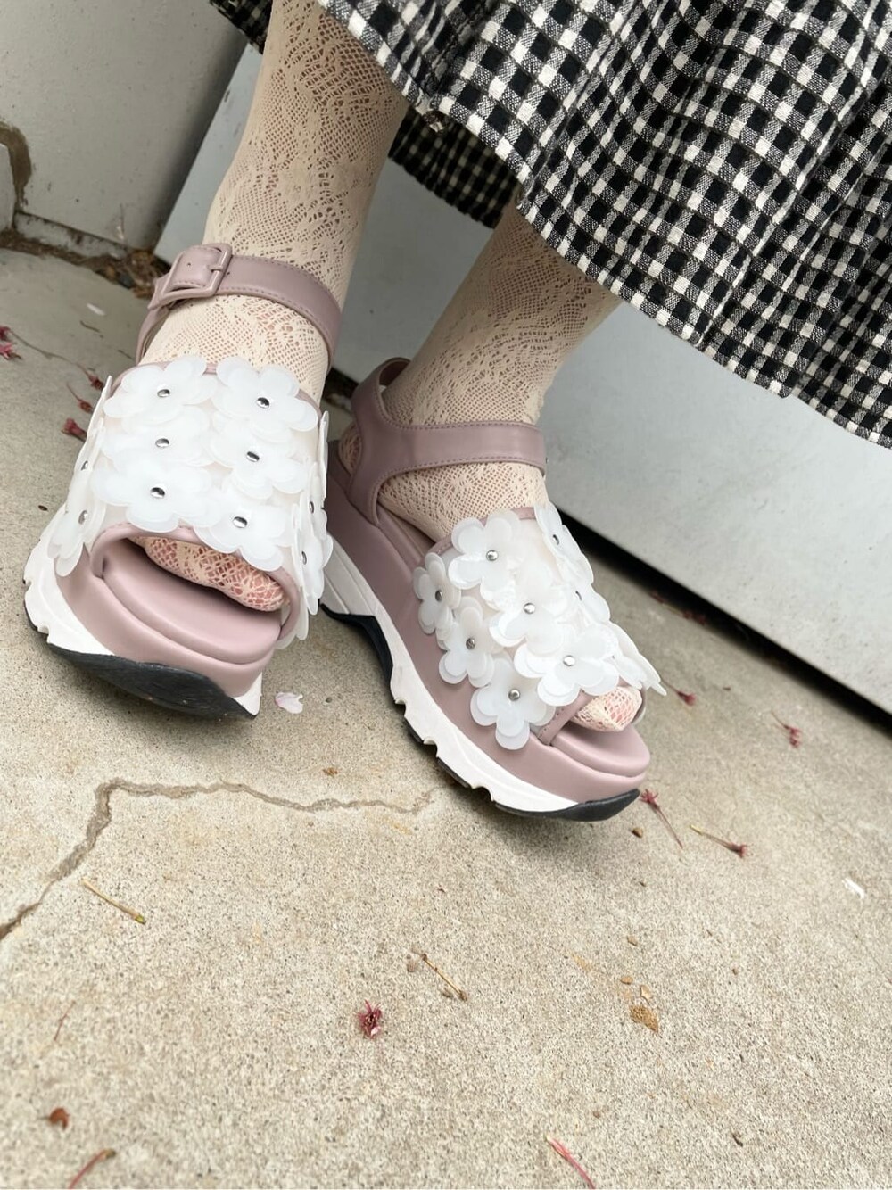 ホワイト系のTシャツ/カットソー、ホワイト系のシャツ/ブラウス、ブラック系のスカートを着用したレディースの春コーディネートの5枚目の写真