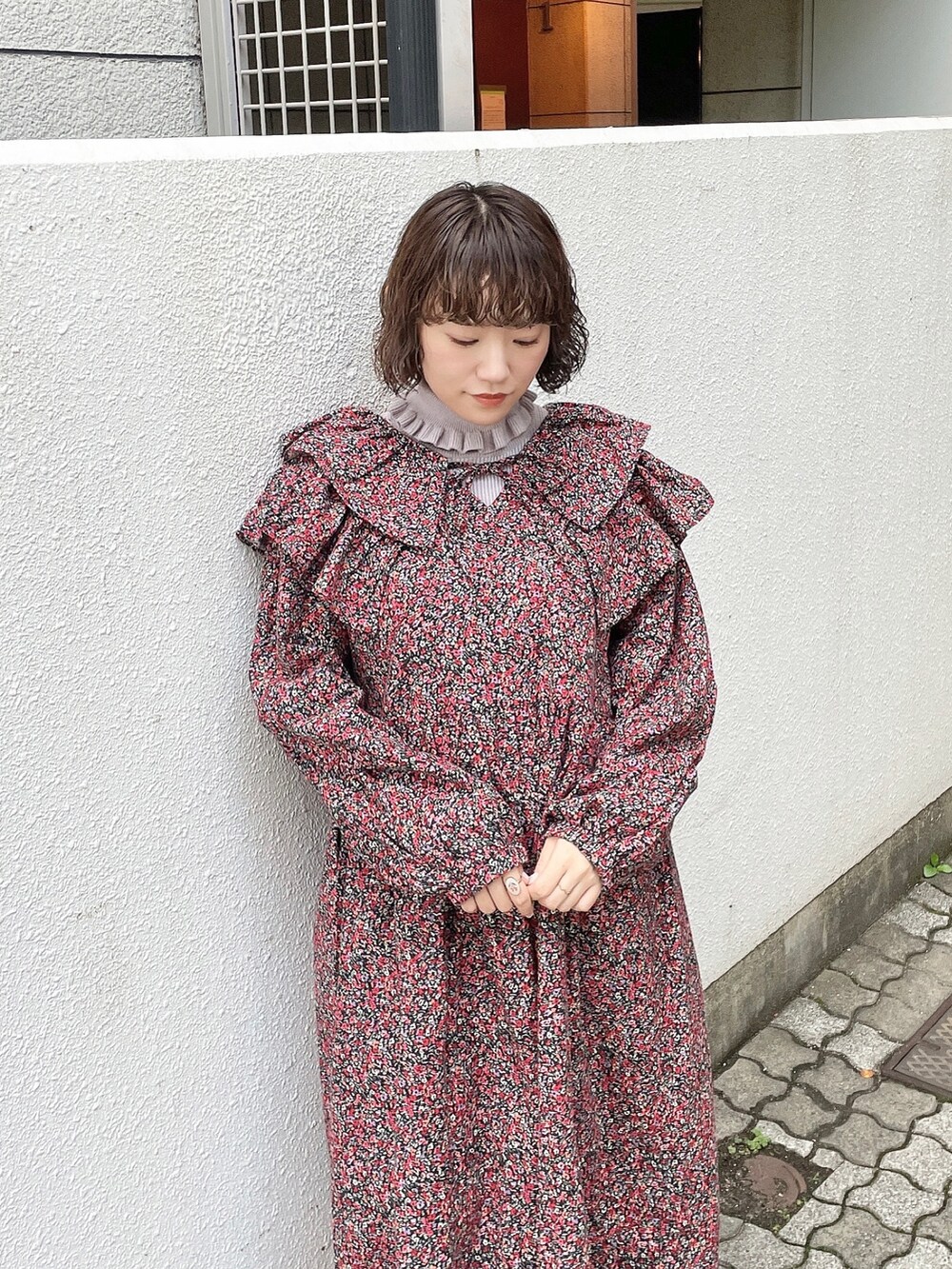 ピンク系のワンピース、パープル系のニット/セーター、ホワイト系のブーツを着用したレディースの秋コーディネートの4枚目の写真