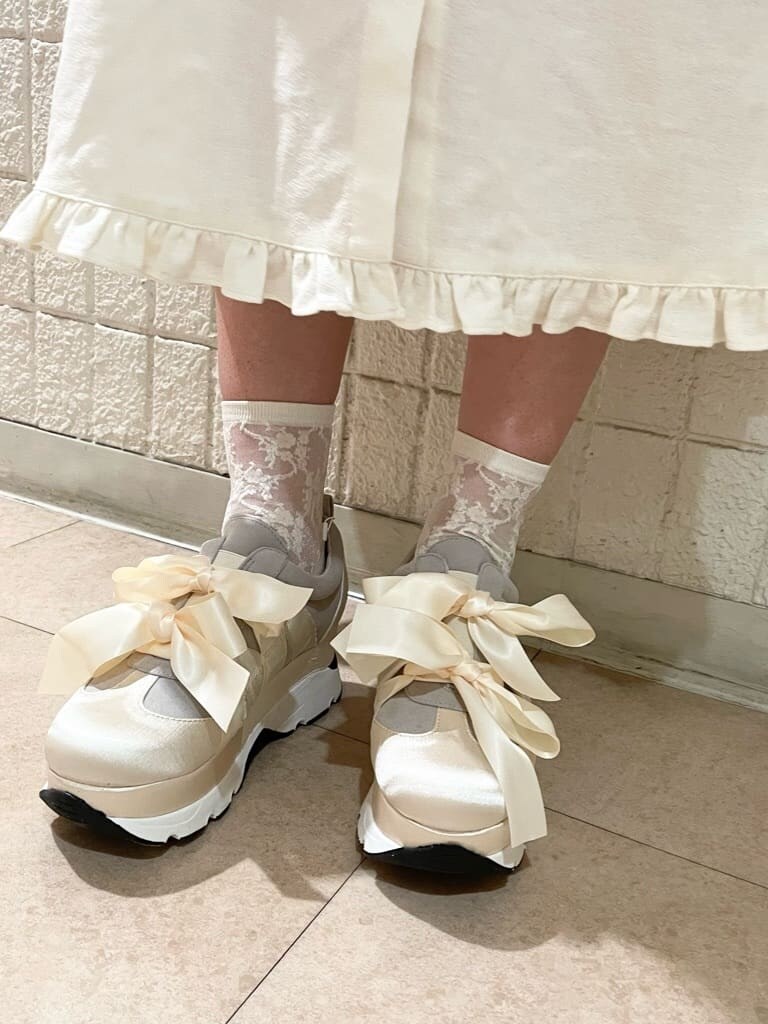 ホワイト系のトートバッグ、ホワイト系のTシャツ/カットソー、ホワイト系のワンピースを着用したレディースの春コーディネートの5枚目の写真