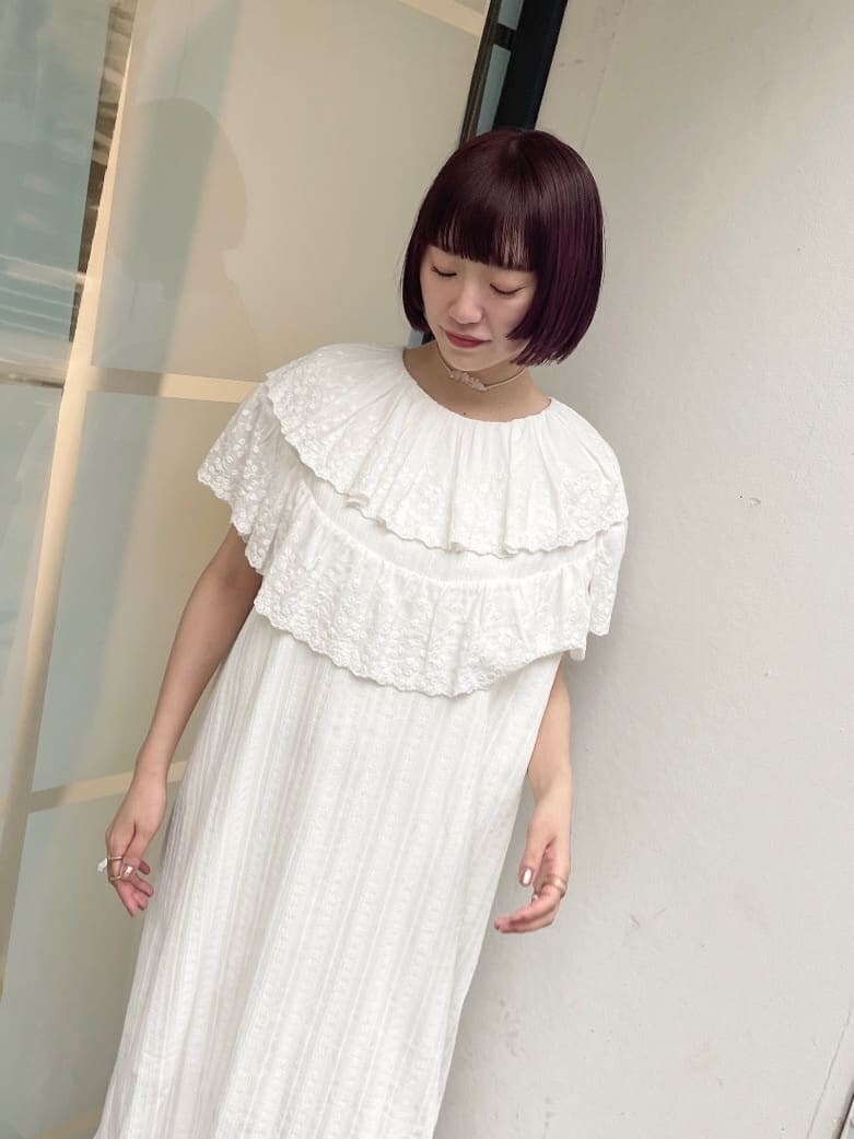 ホワイト系のワンピース、ブラウン系のサンダル、ホワイト系のトートバッグを着用したレディースの春コーディネートの3枚目の写真