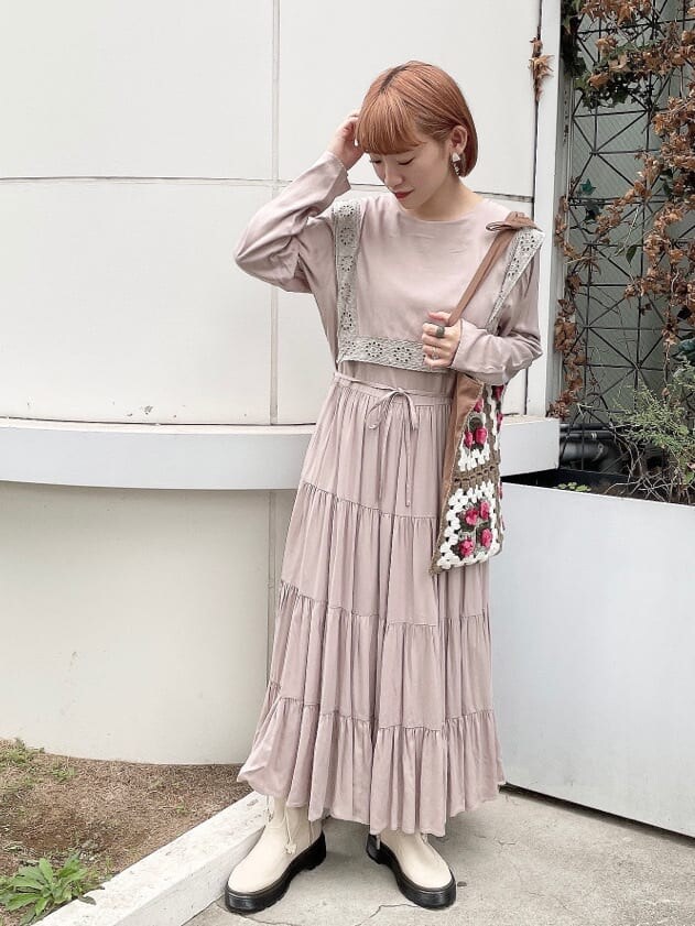 ホワイト系のブーツ、ピンク系のワンピース、ブラウン系のハンドバッグを着用したレディースの秋コーディネートの3枚目の写真