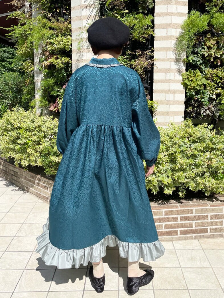 ブラック系のその他アウター、ブラック系のその他シューズ、グリーン系のワンピースを着用したレディースの秋コーディネートの7枚目の写真