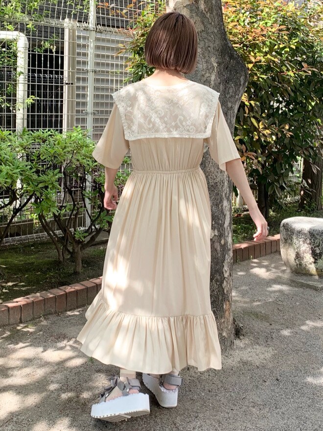 ホワイト系のワンピースを着用したレディースの春コーディネートの4枚目の写真