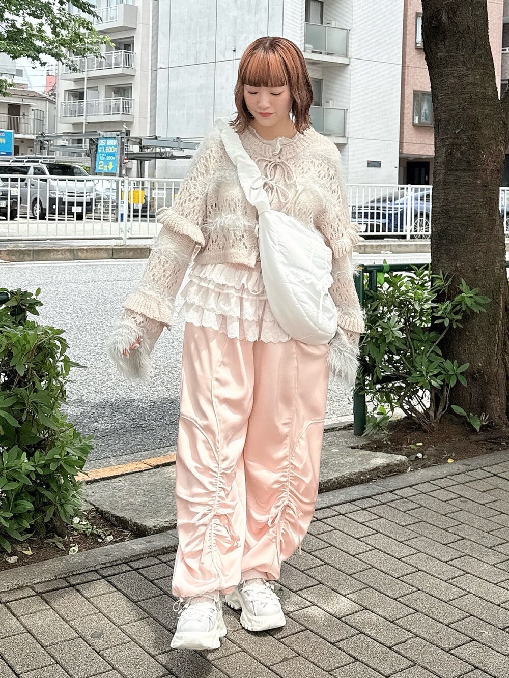 ピンク系のその他パンツ、ホワイト系のショルダーバッグ、グレー系のカーディガン/ボレロを着用したレディースの夏コーディネートの2枚目の写真