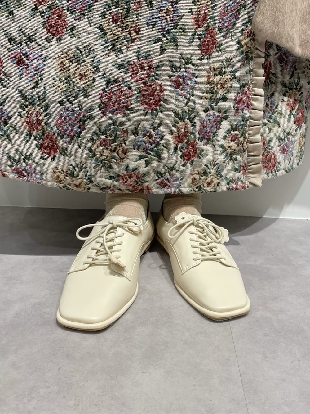 ホワイト系のその他シューズ、ベージュ系のその他アウター、ホワイト系のニット/セーターを着用したレディースの秋コーディネートの3枚目の写真