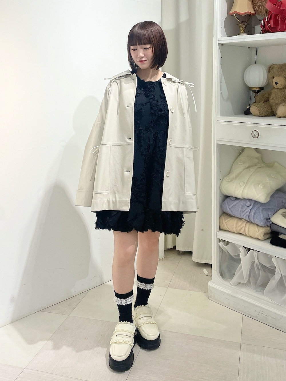 ホワイト系のブルゾン、ブラック系のワンピース、ホワイト系のローファーを着用したレディースの秋コーディネートの2枚目の写真