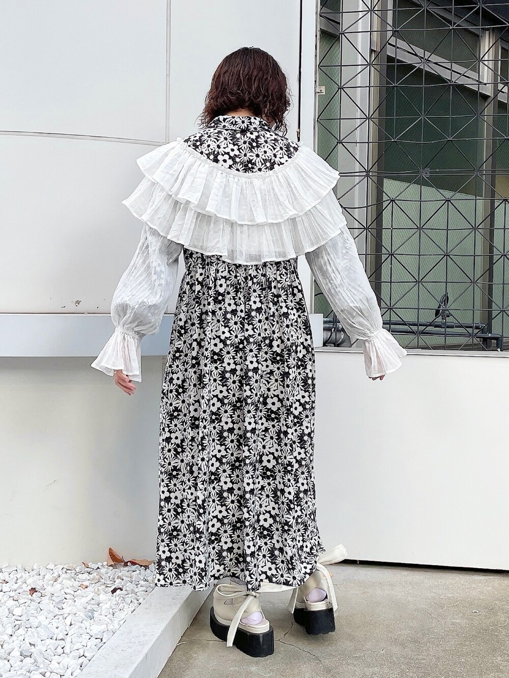 ブラック系のワンピース、ホワイト系のシャツ/ブラウス、ホワイト系のパンプスを着用したレディースの秋コーディネートの3枚目の写真