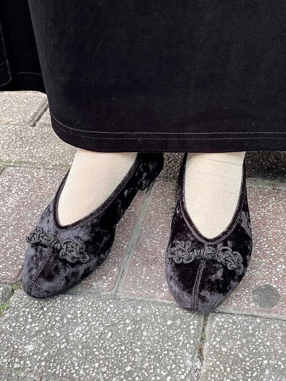 ブラック系のその他シューズ、ブラック系のシャツ/ブラウス、ブラック系のスカートを着用したレディースの秋コーディネートの7枚目の写真