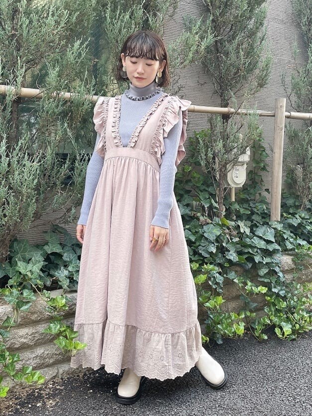 ホワイト系のブーツ、ブルー系のニット/セーター、ホワイト系のナイロンジャケットを着用したレディースの秋コーディネートの5枚目の写真