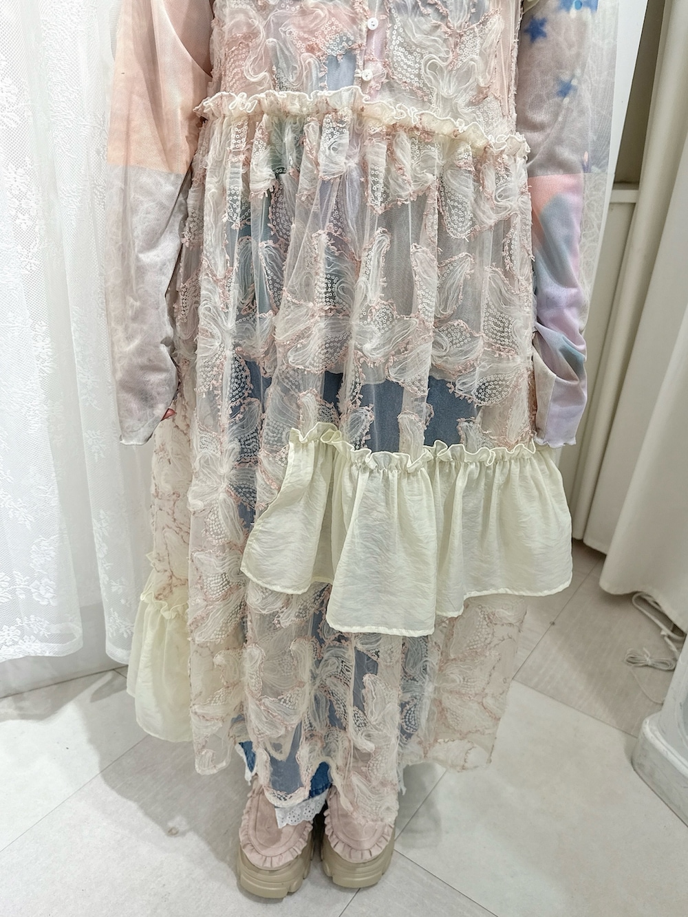 ピンク系のTシャツ/カットソー、ピンク系のワンピース、ブルー系のデニムパンツを着用したレディースの夏コーディネートの6枚目の写真