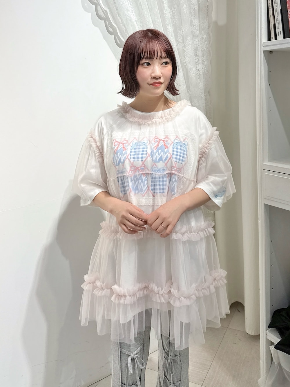 ホワイト系のTシャツ/カットソー、ピンク系のチュニック、グレー系のその他パンツを着用したレディースの春コーディネートの5枚目の写真